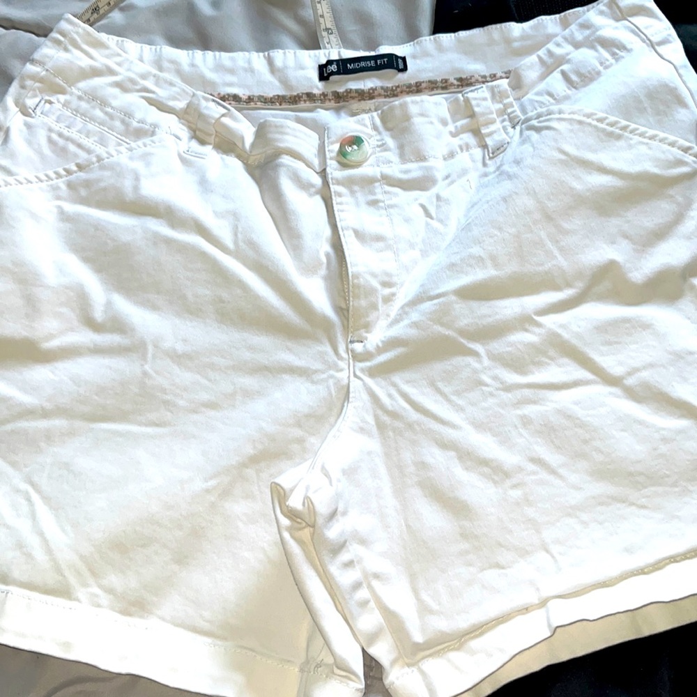 - Lee shorts